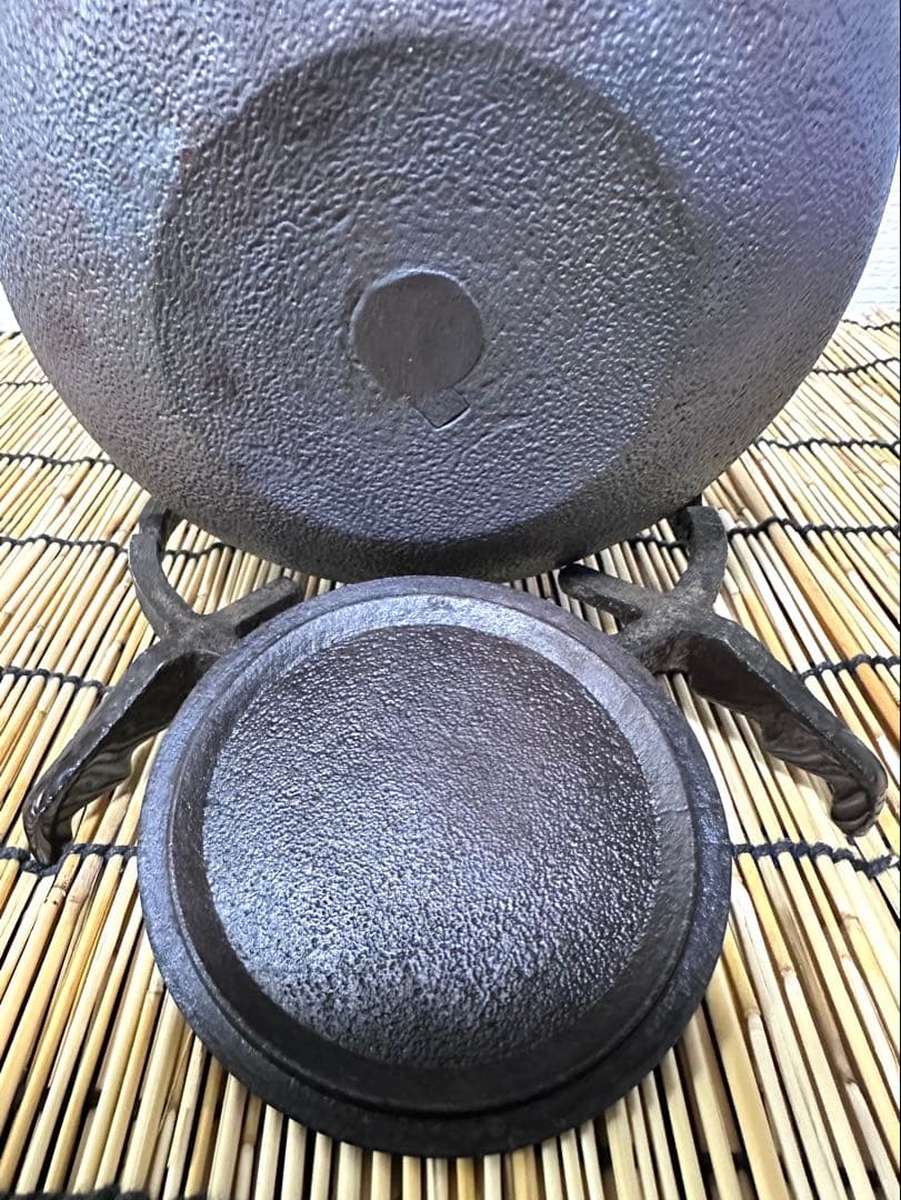 ＵＳＥＤ、良品　南部秀山堂　佐藤 勝弘作　１５型アラレ　鉄瓶　南部鉄瓶　南部鉄器