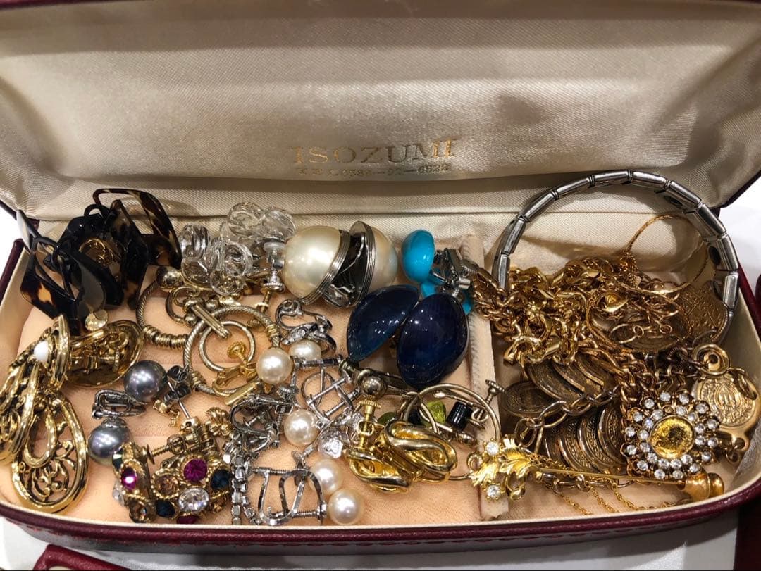 遺品整理 アクセサリー まとめ ブローチ ネックレス イヤリングなどなど生前整理
