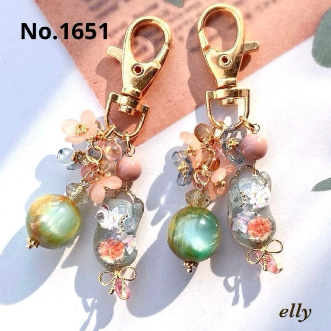 【やの様】1619.水引き　正月　天然石　牡丹　じゃれ猫　レジン　根付ストラップ