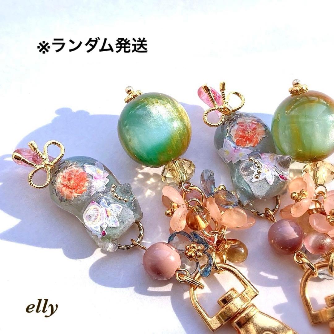 【やの様】1619.水引き　正月　天然石　牡丹　じゃれ猫　レジン　根付ストラップ