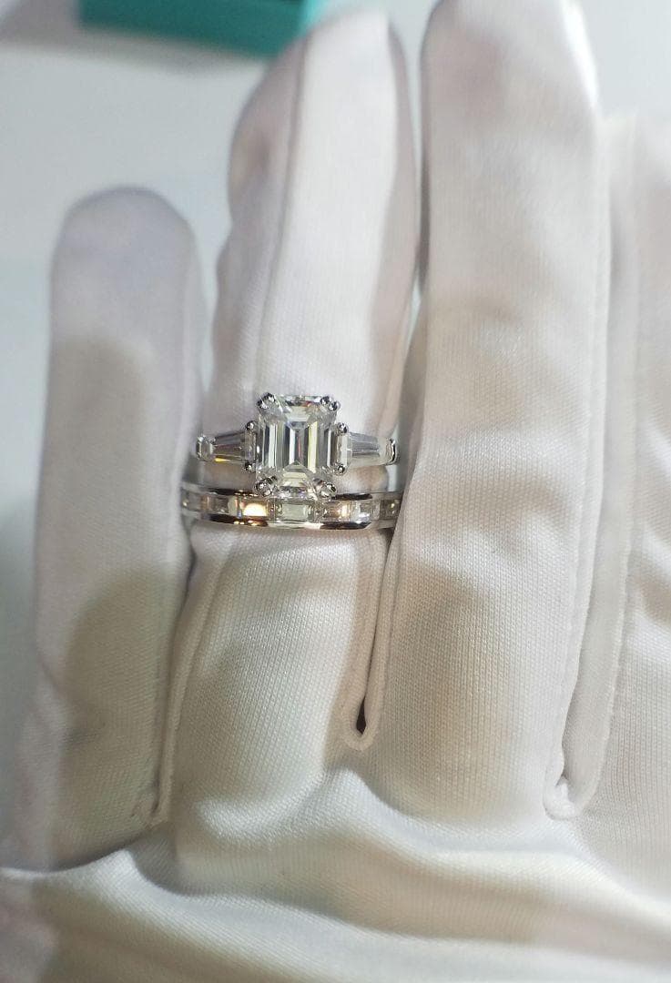 新春セール♡最高級モアサナイト　2カラット　エメラルドカット　3ストーンリング