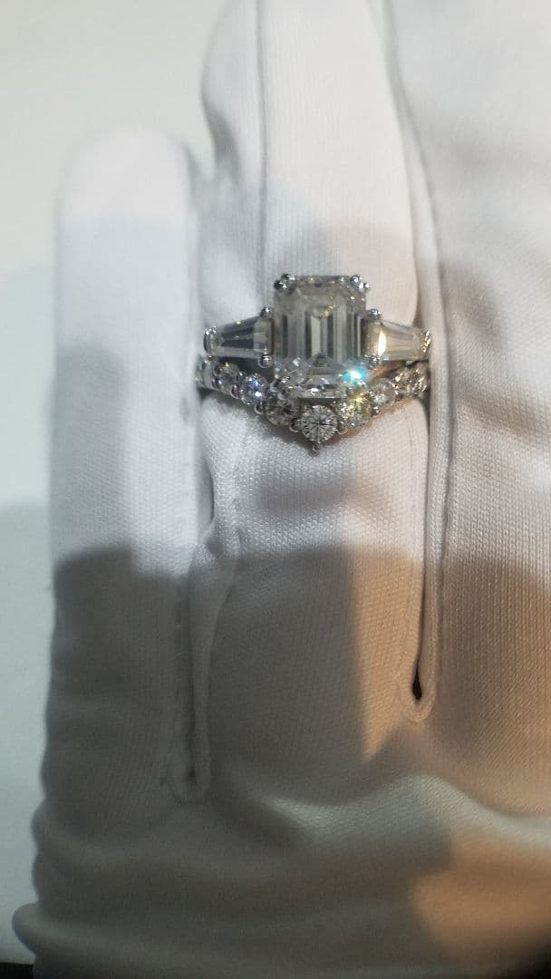 新春セール♡最高級モアサナイト　2カラット　エメラルドカット　3ストーンリング