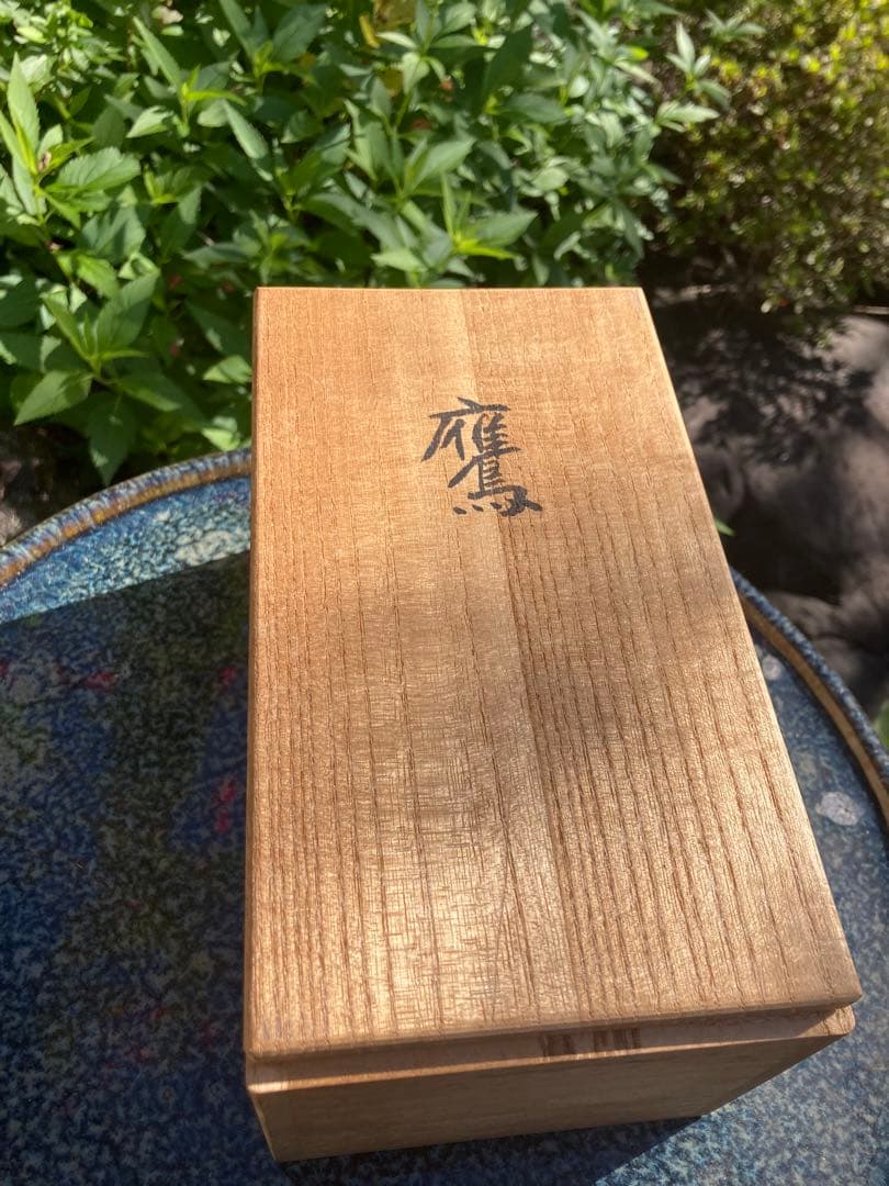 金色の鷹の彫刻 木箱付き