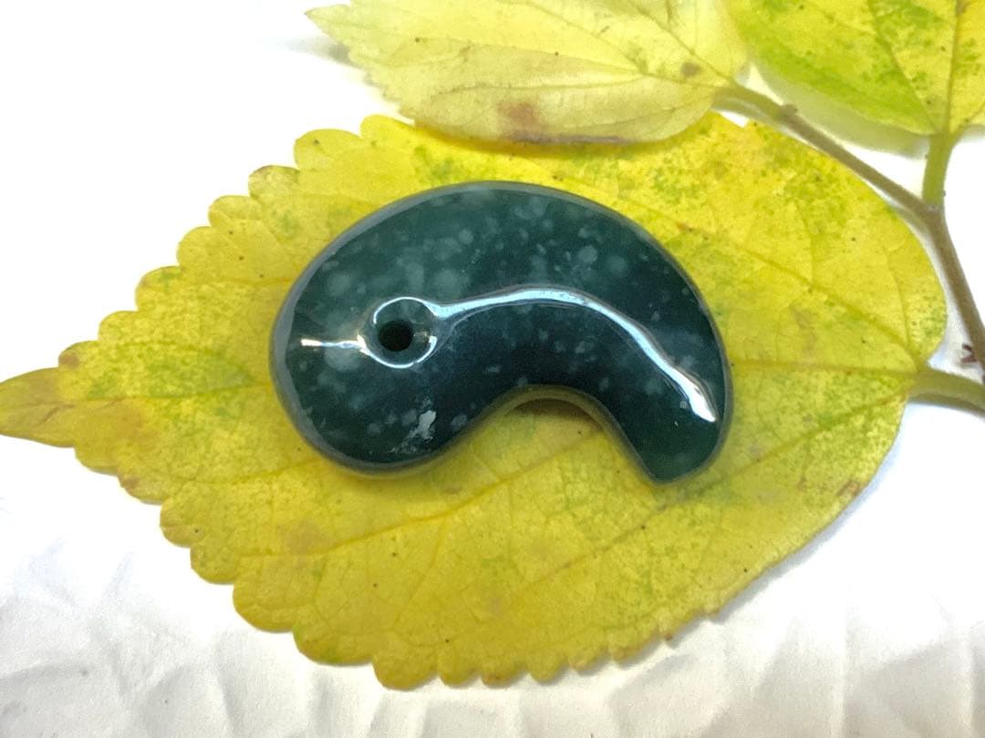 糸魚川翡翠【入りコン沢】勾玉 今年2度目の大当たり特大原石より極上高