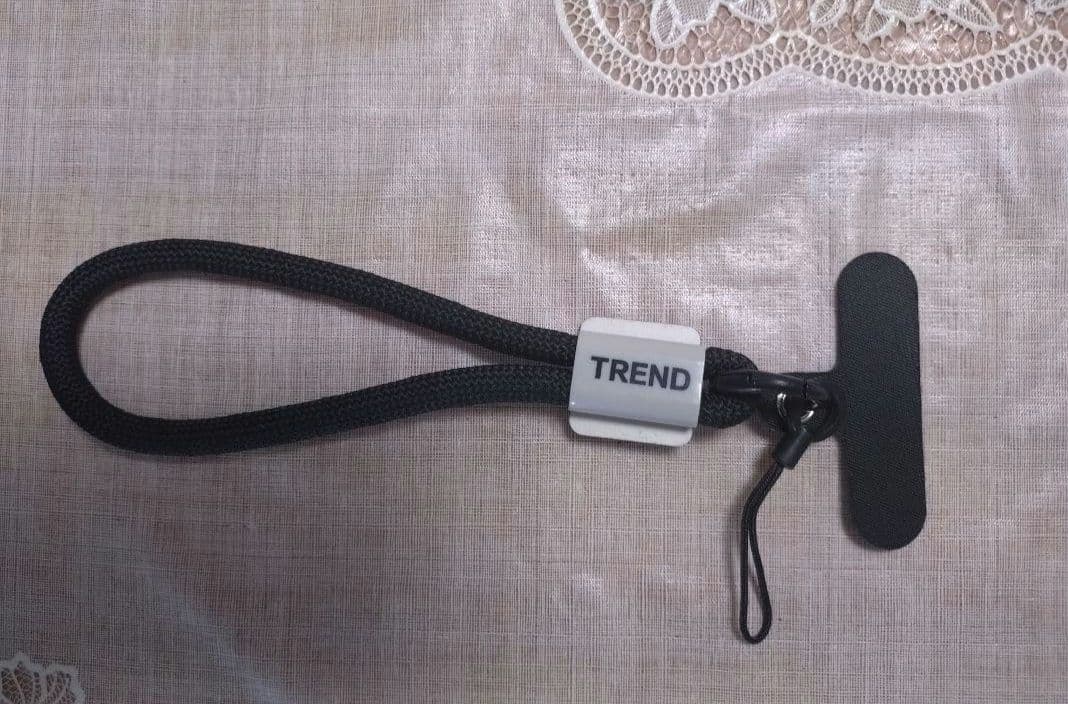 新品未使用ノベルティシャネルCHANEL黒ナイロン携帯ストラップログ入