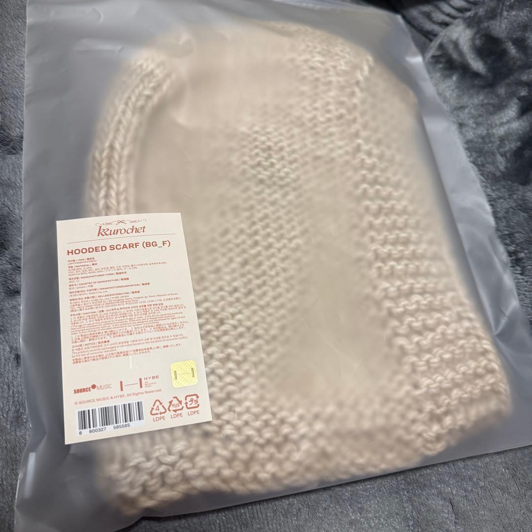 LE SSERAFIM KKUROCHET Hooded Scarf