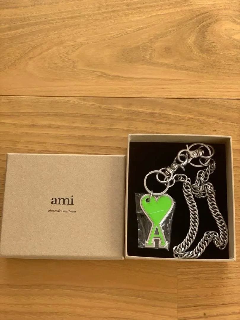 ＜新品・正規品＞人気☆【AMI paris】 緑のハート型キーホルダーとチェーン
