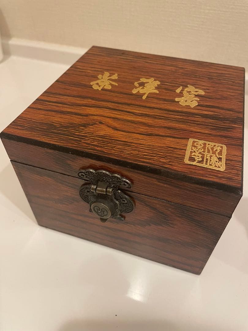 灰被天目（はいかつぎてんもく）灰を被ったような艶のない釉調をしていることから