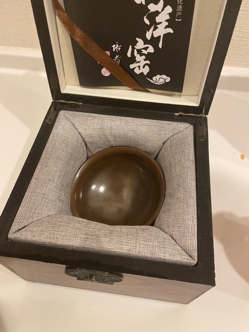 灰被天目（はいかつぎてんもく）灰を被ったような艶のない釉調をしていることから