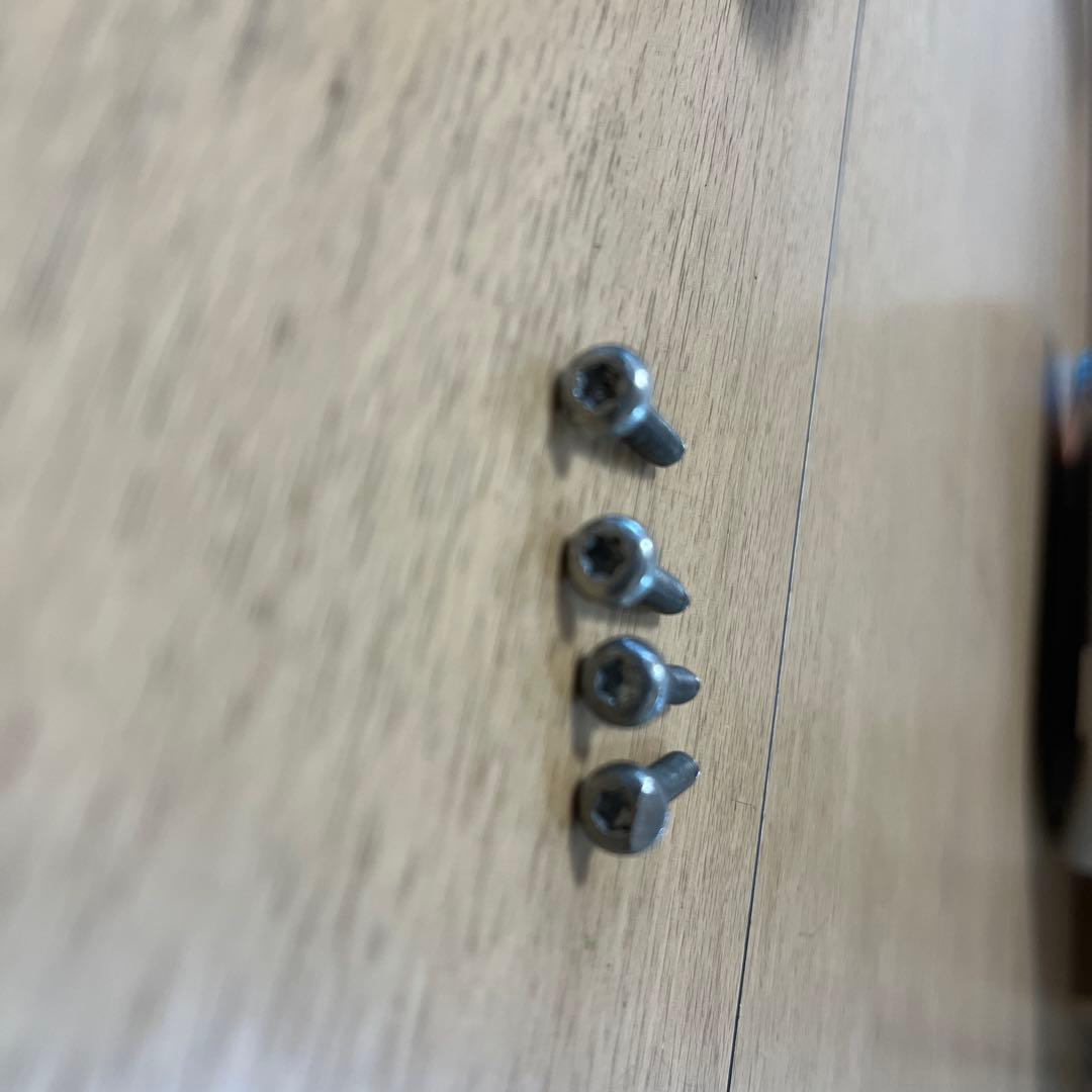 リモワスーツケース用キャスター4個セット(1個は半分壊れています