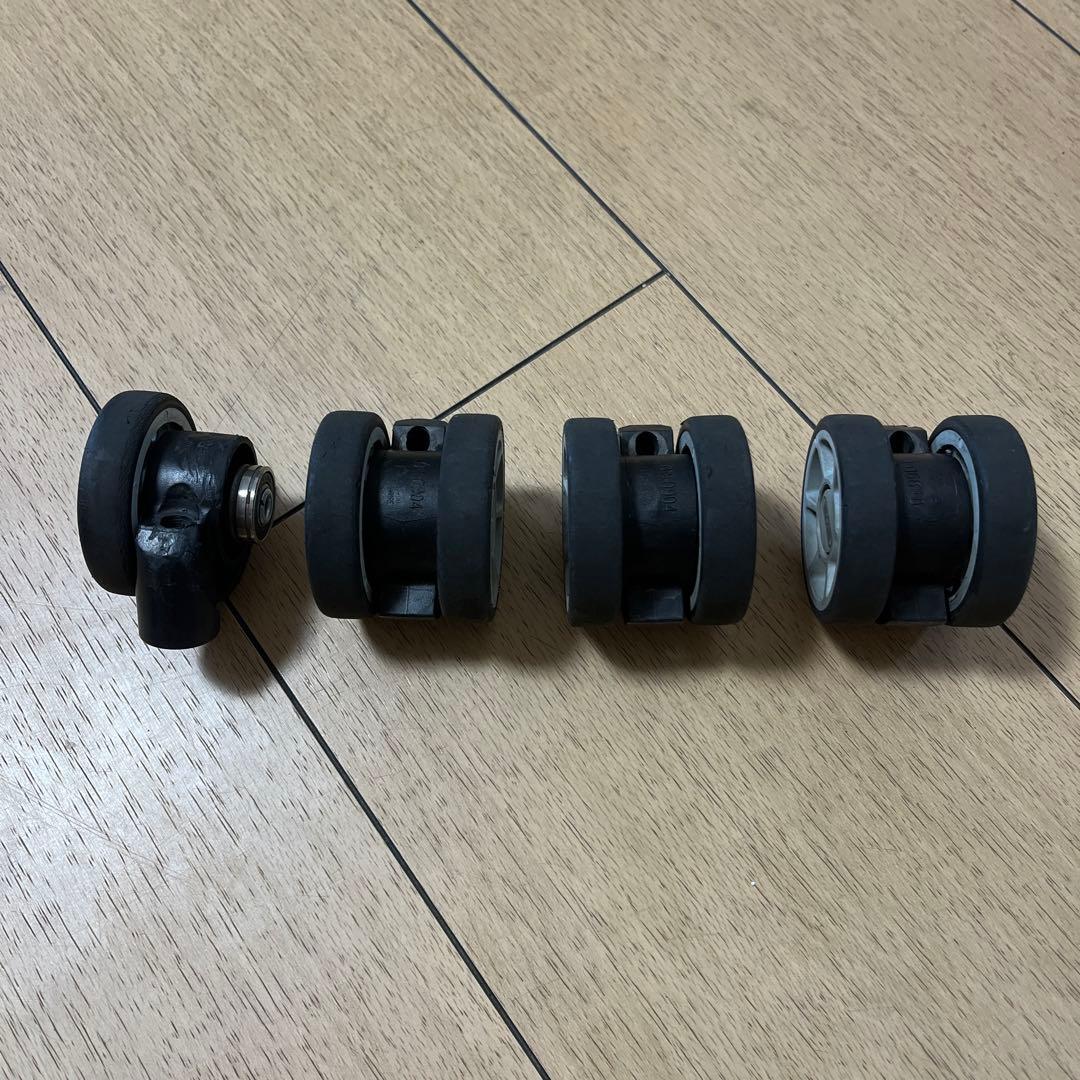 リモワスーツケース用キャスター4個セット(1個は半分壊れています