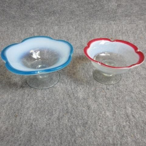 青縁乳白色と赤縁乳白色のあさがお形ガラス氷皿 [B28174] 氷コップ ガラス 乳白色 青縁 F | (有)新原美術