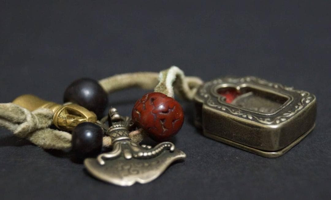 チベット仏教 密教徒の御守り箱銅製 鈴杵 懐中仏 トクチャ/金剛杵/メノウ装飾★