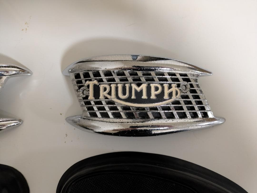TRIUMPH 旧エンブレムとグリップセット TRIUMPH 旧エンブレムと