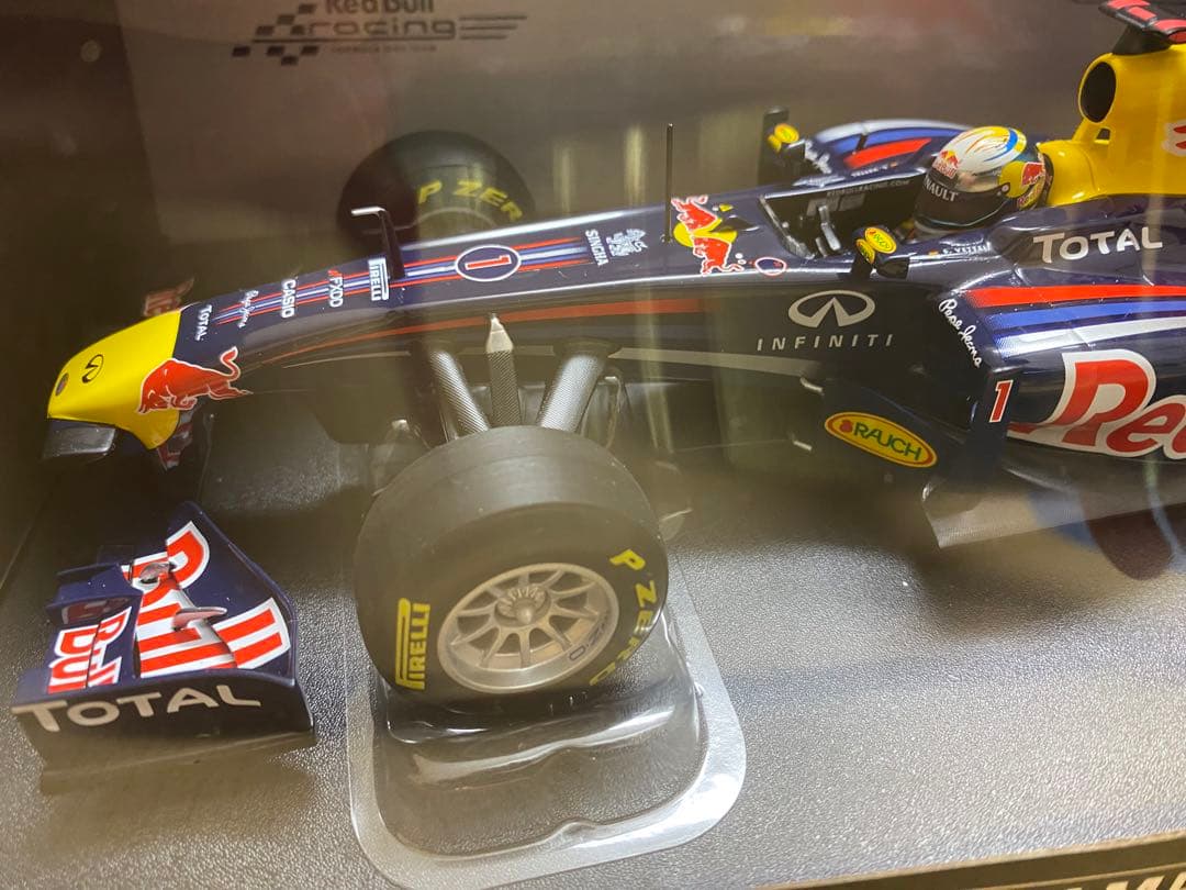 【送料込】 MINICHAMPS ミニチャンプス RB7 ベッテル 1/18