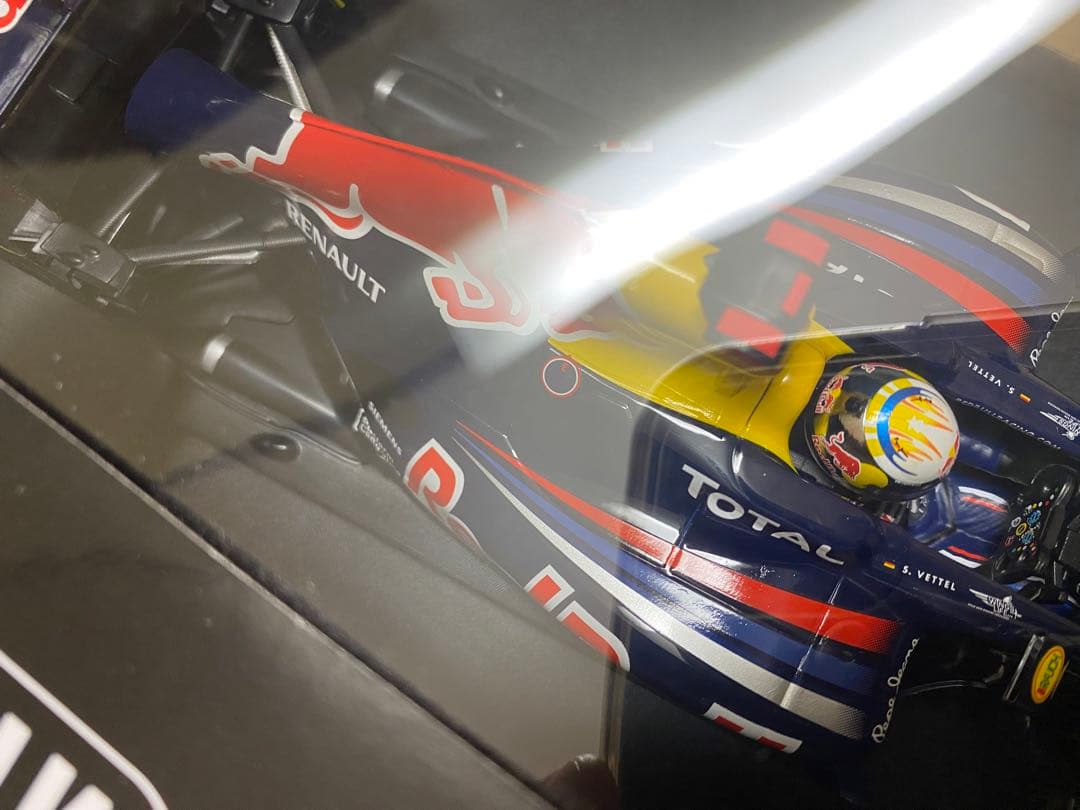 【送料込】 MINICHAMPS ミニチャンプス RB7 ベッテル 1/18