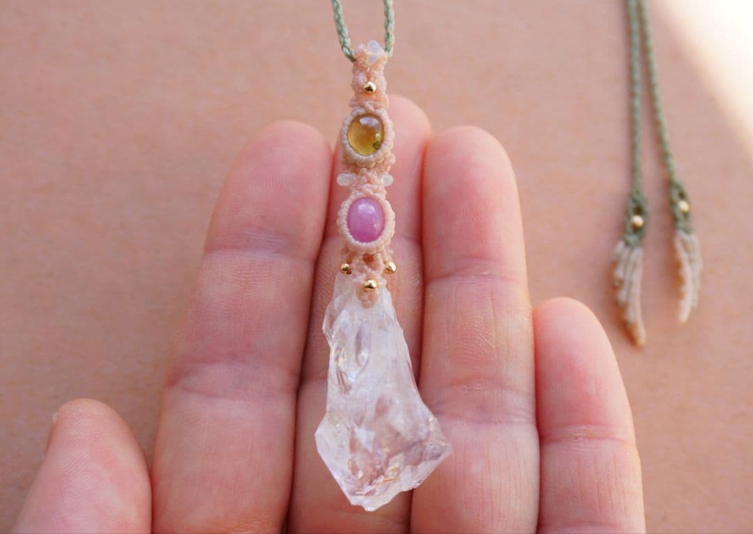 《春の妖精》ピンクアメジスト原石　ペリドット　ルビー　マクラメ　ネックレス