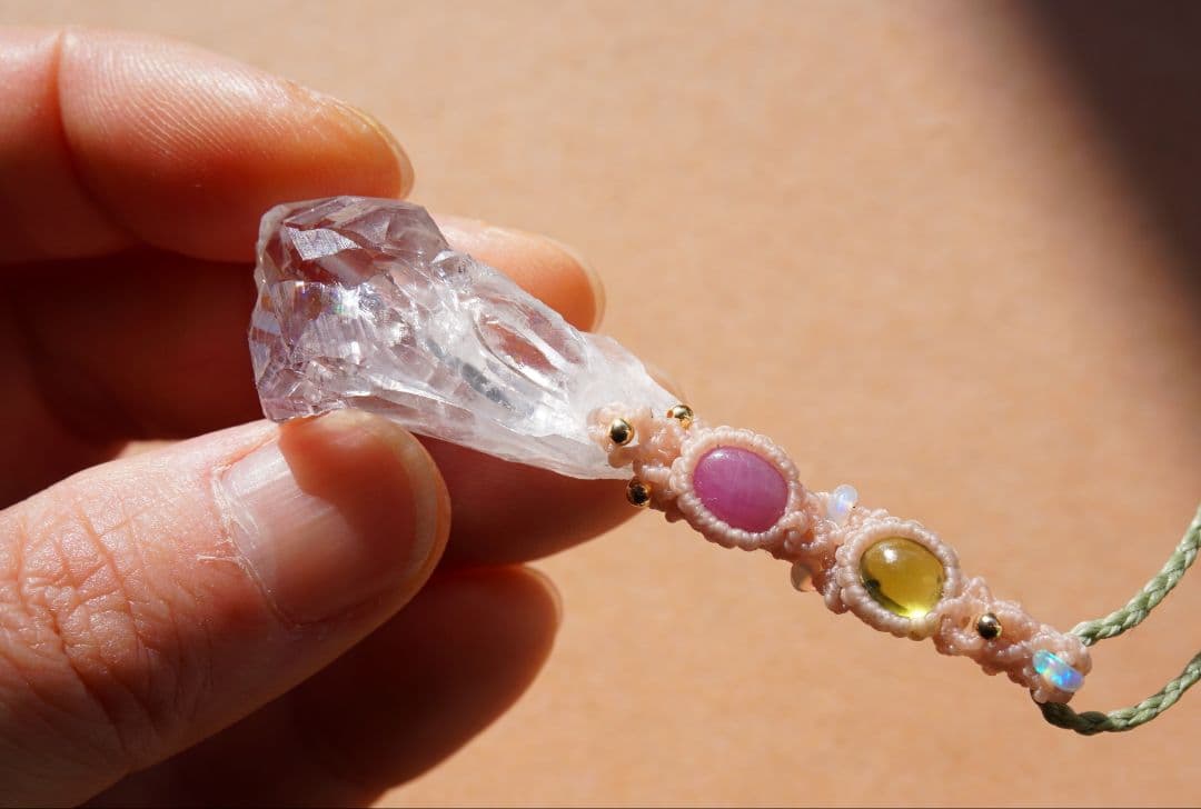 《春の妖精》ピンクアメジスト原石　ペリドット　ルビー　マクラメ　ネックレス