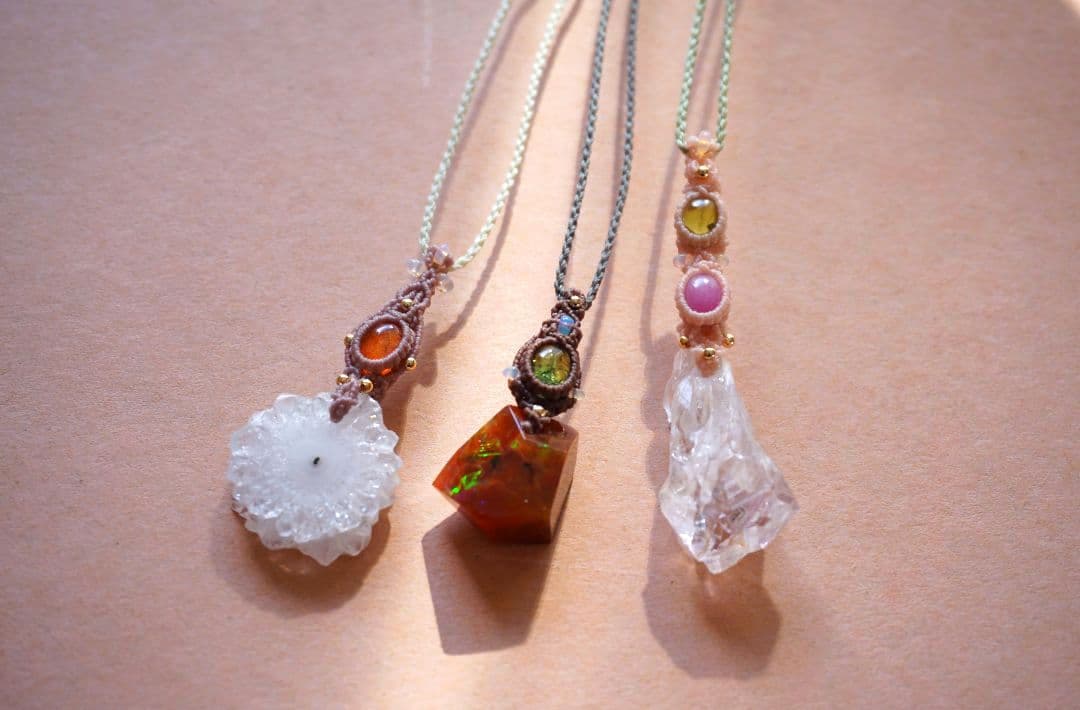 《春の妖精》ピンクアメジスト原石　ペリドット　ルビー　マクラメ　ネックレス