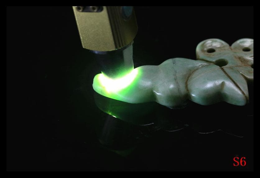 古墳期糸魚川ろうかん翡翠勾玉頭部に彫り込み冠状頭部鳥獣形