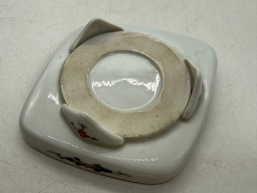 源右衛門 染付魚花紋蓋物と色鍋島唐草模様花瓶セット 共箱なし