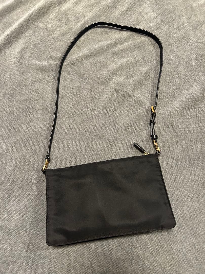 美品 PRADA ナイロン ポーチ型 ショルダーバッグ（短めストラップ）