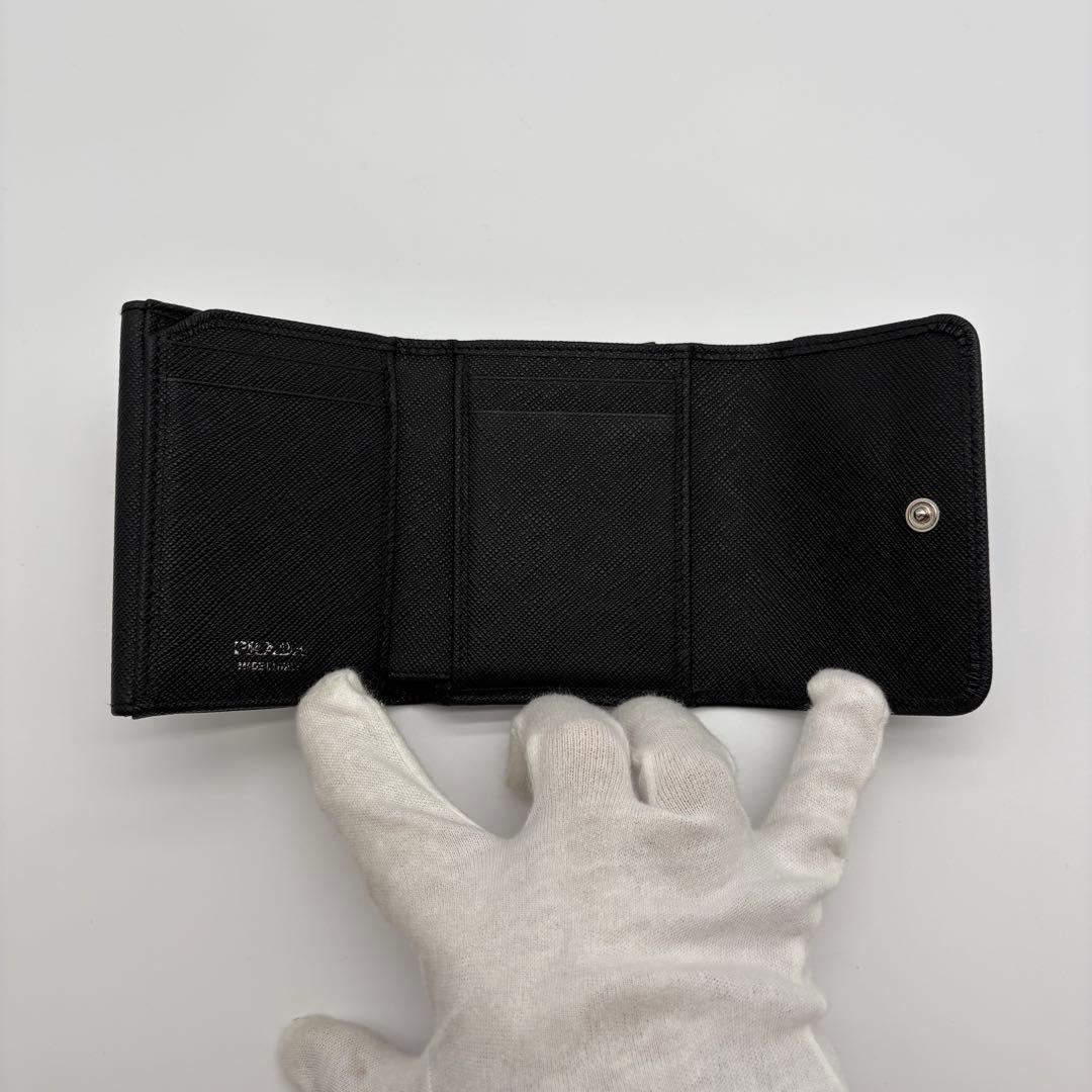 未使用級　PRADA 三つ折り財布　現行　三角ロゴ　サフィアーノレザー　黒
