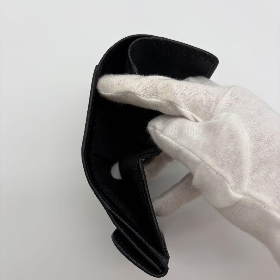 未使用級　PRADA 三つ折り財布　現行　三角ロゴ　サフィアーノレザー　黒