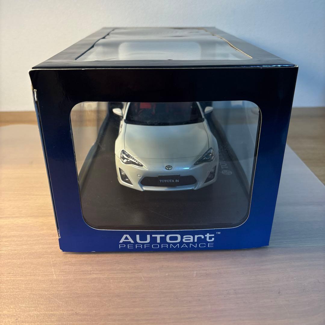 オートアート　トヨタ　86 1/18 ミニカー　ホワイト
