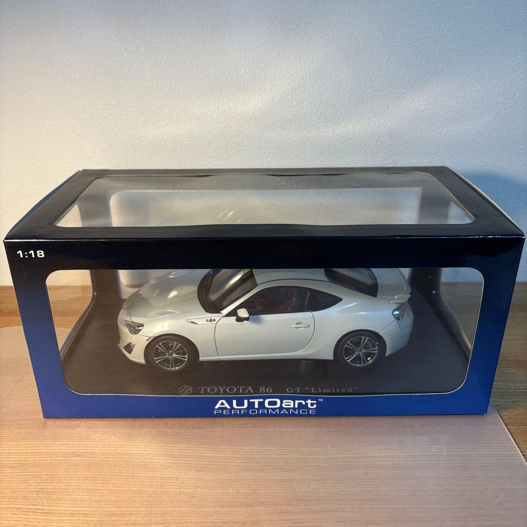 オートアート　トヨタ　86 1/18 ミニカー　ホワイト