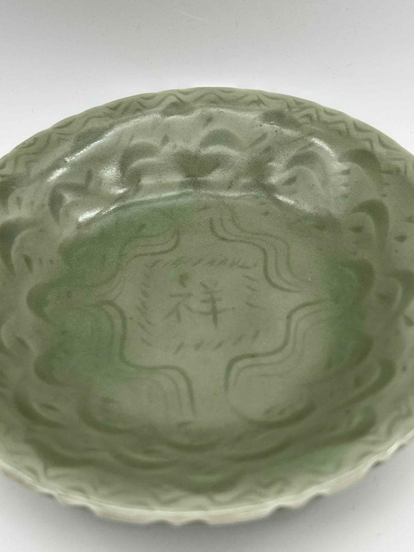 南宋時代～元時代 青磁 龍泉窯刻花祥字牡丹唐草文輪花