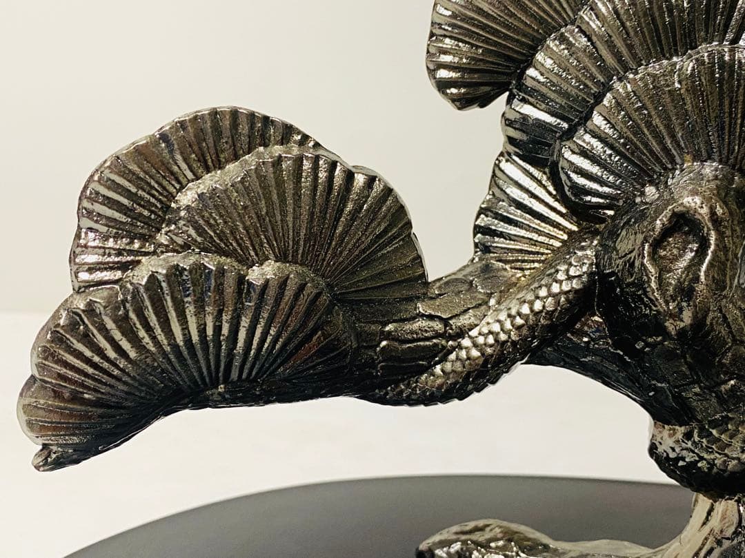 美品 】金属工芸 「銀白色の松と蛇」 縁起物 干支 (台座付き)置物 蛇