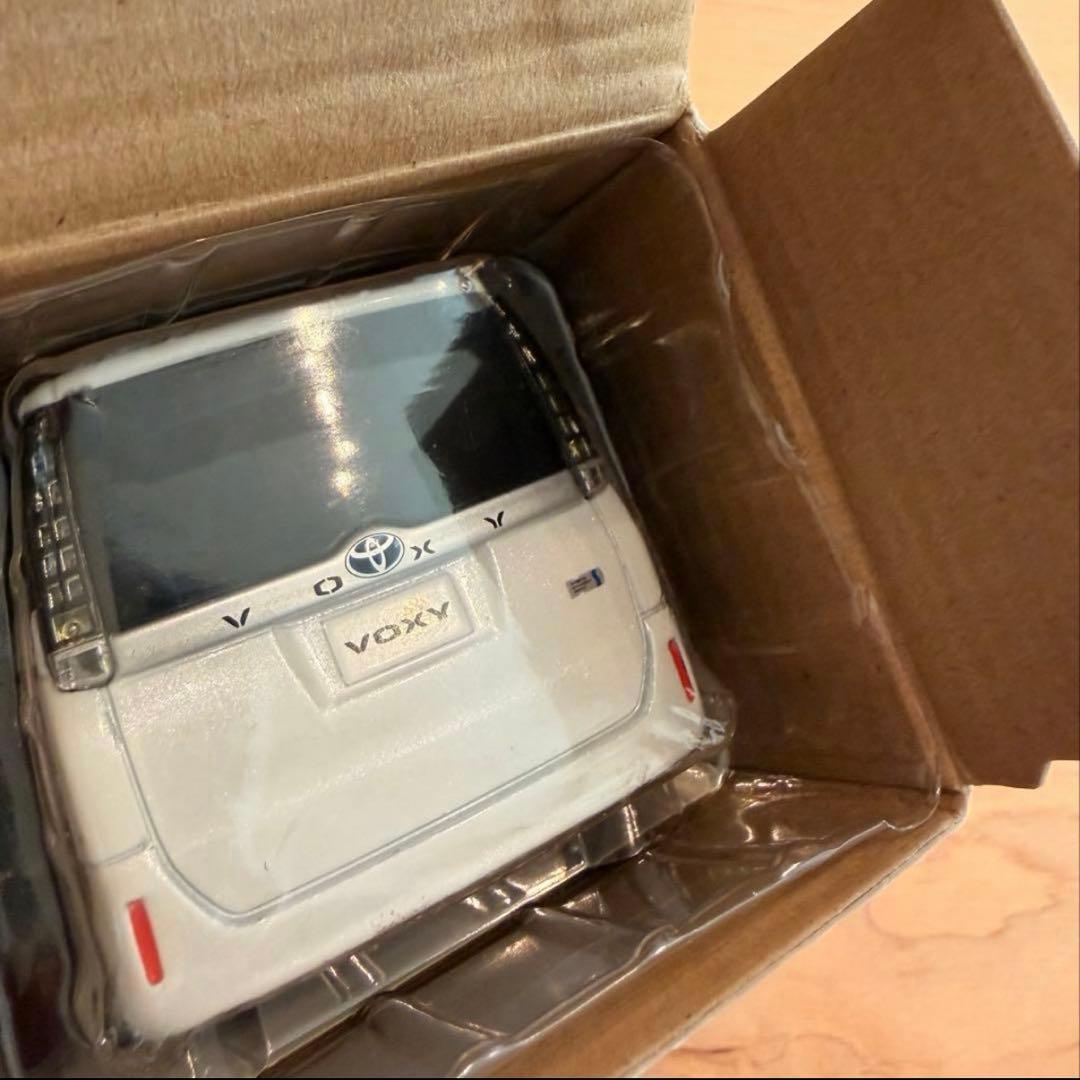 ク*ー様 未使用品 トヨタ カラーサンプル ミニカー ヴォクシー 80系 前期