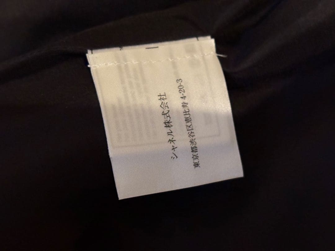 シャネル　０１A 黒のフレアスカート ロゴプレート付き