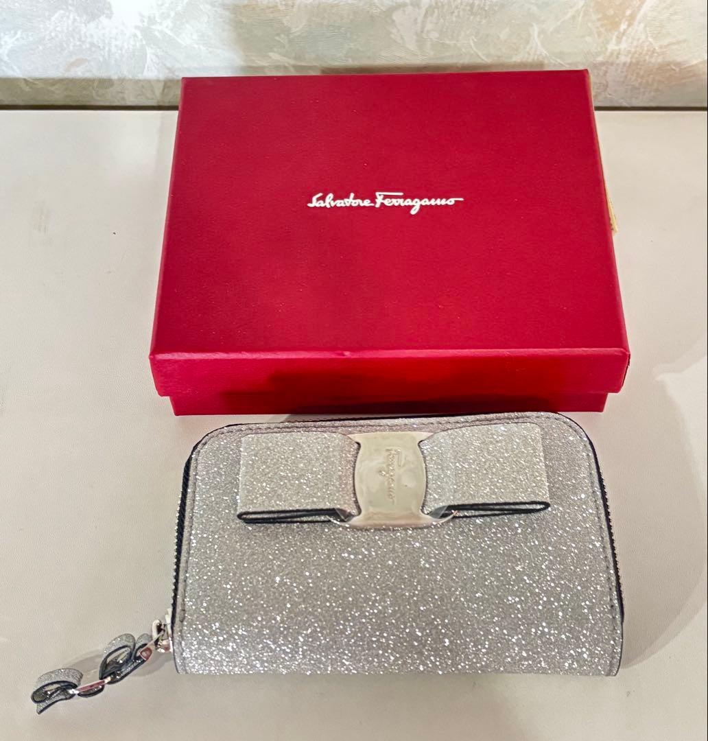 新品未使用✨フェラガモ ミニ財布　ヴァラ　キラキラ　シルバー　送料無料