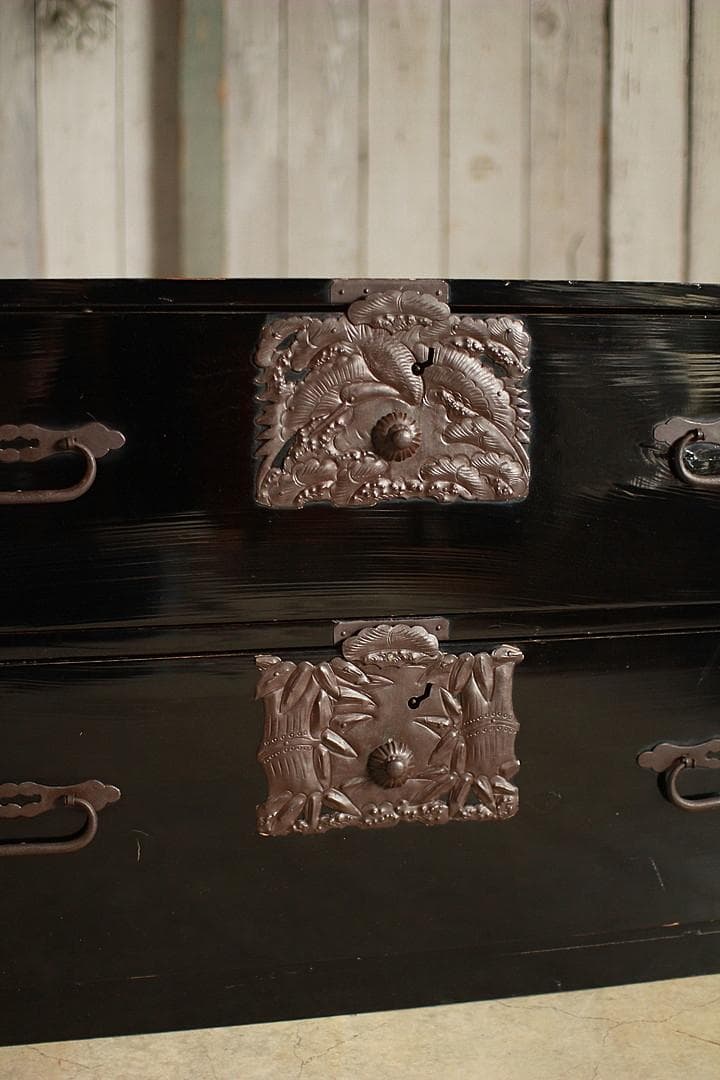 綺麗な打ち出し金具庄内箪笥 2段 タンス 収納 古家具 古民家 時代家具