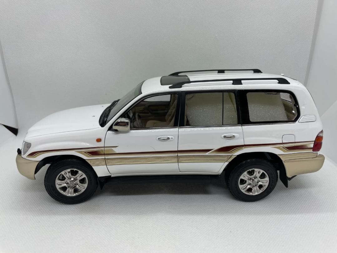 203-008 1/18 トヨタ ランドクルーザー LC100 ホワイト