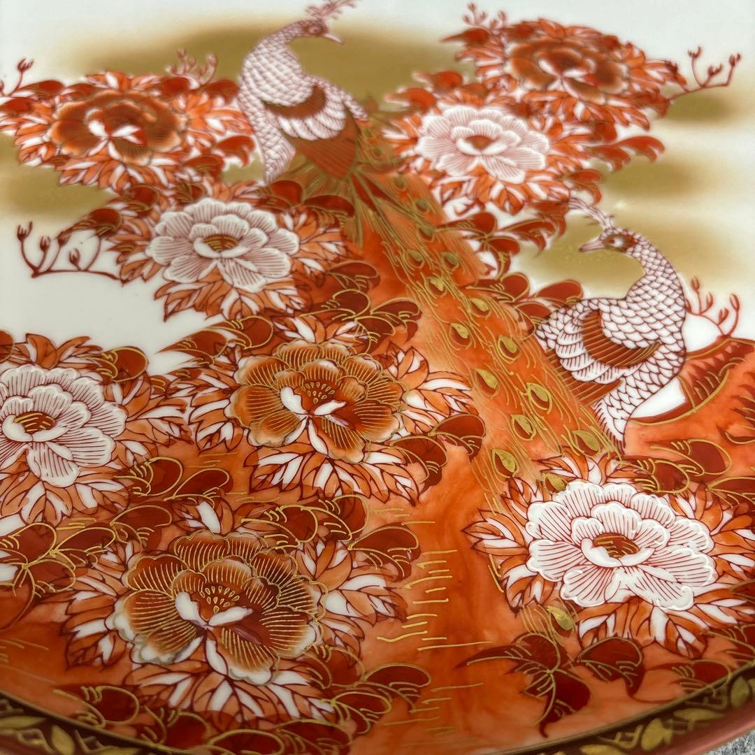 九谷焼の飾り皿　孔雀と牡丹、金彩