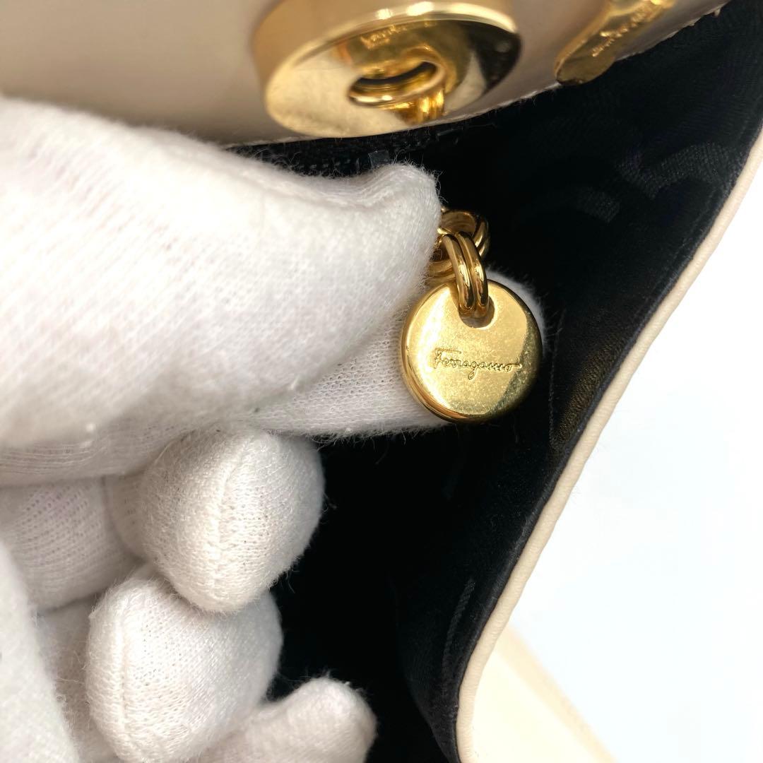 サルヴァトーレフェラガモ ヴァラ 2way レザー ハンドバッグ オフホワイト