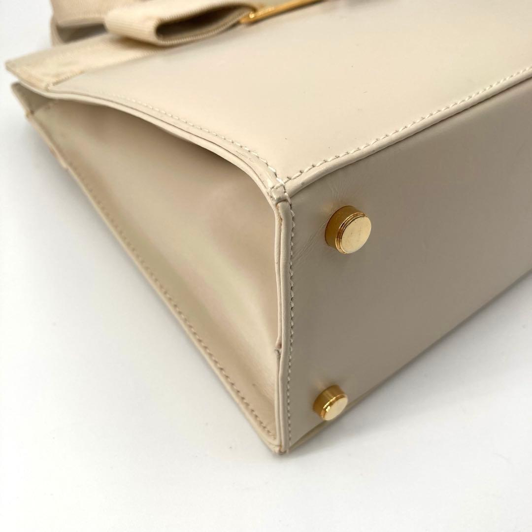 サルヴァトーレフェラガモ ヴァラ 2way レザー ハンドバッグ オフホワイト