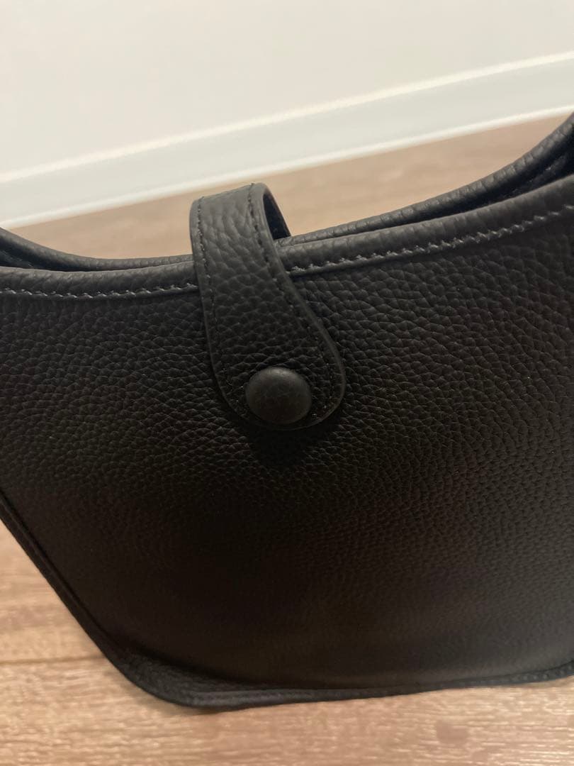 c*o様 黒レザーショルダーバッグ エンボスロゴ