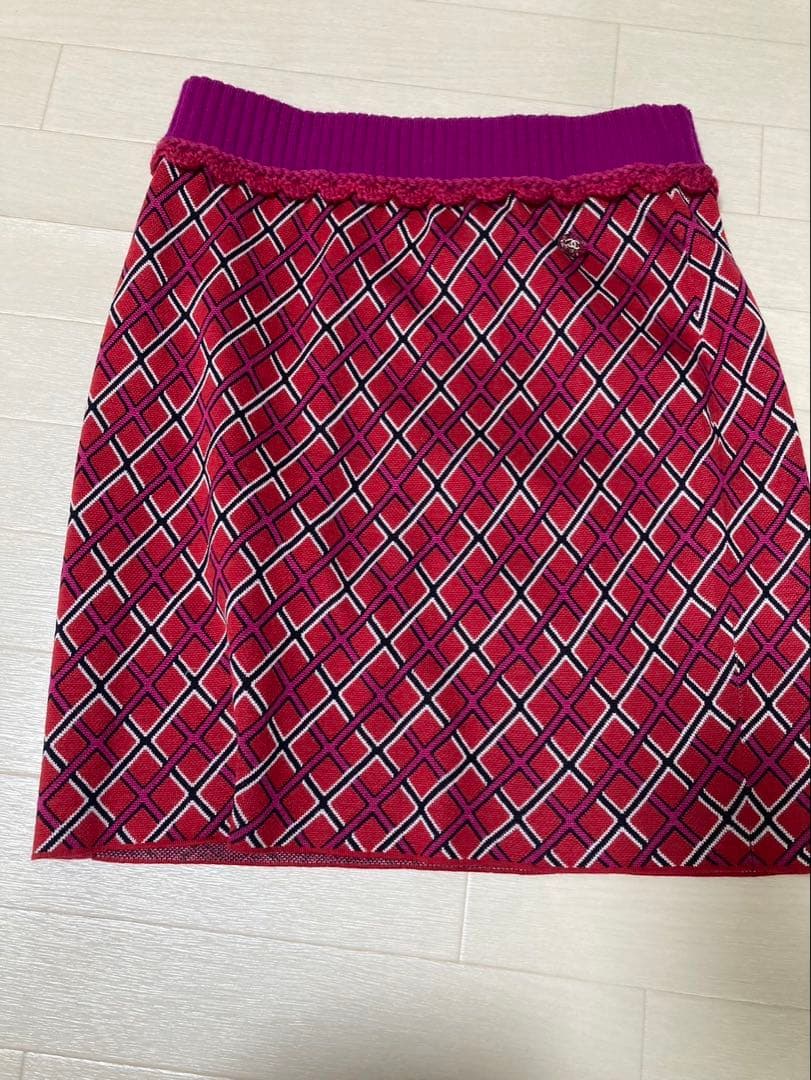 26日までCHANEL 24-25AWシルクスカートレッド&フューシャ　シャネル