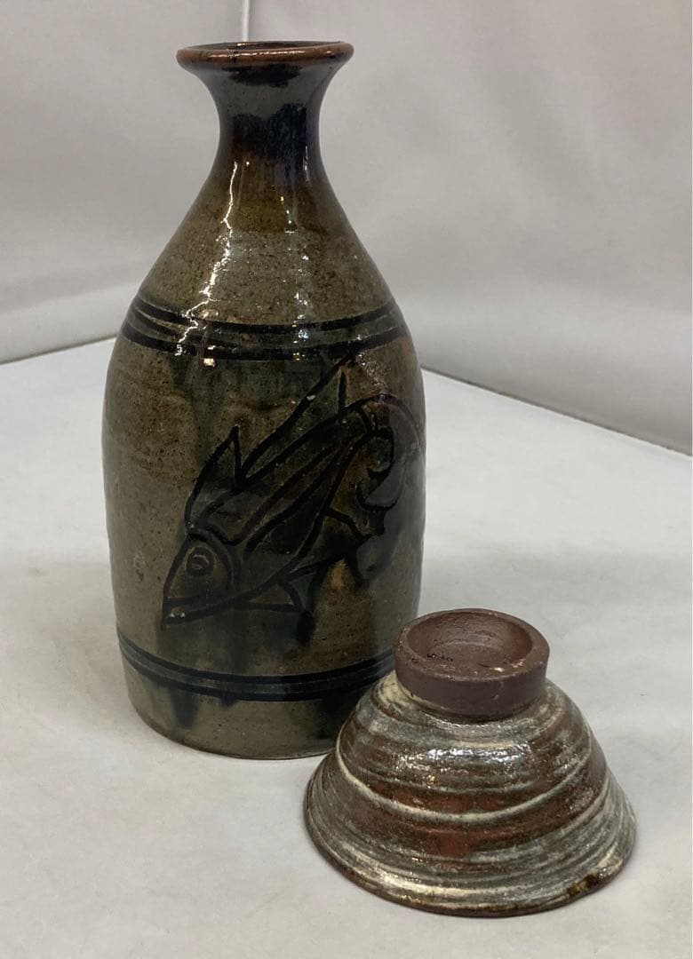 B162s  金城次郎作　徳利・盃セット　1組　壺屋焼　沖縄　人間国宝　酒器　魚