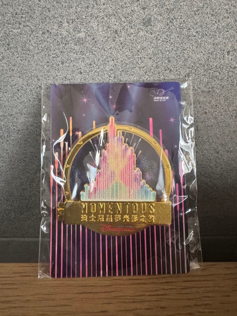 【超激レア、非売品】香港ディズニーランド　Momentous大型ピンバッジ