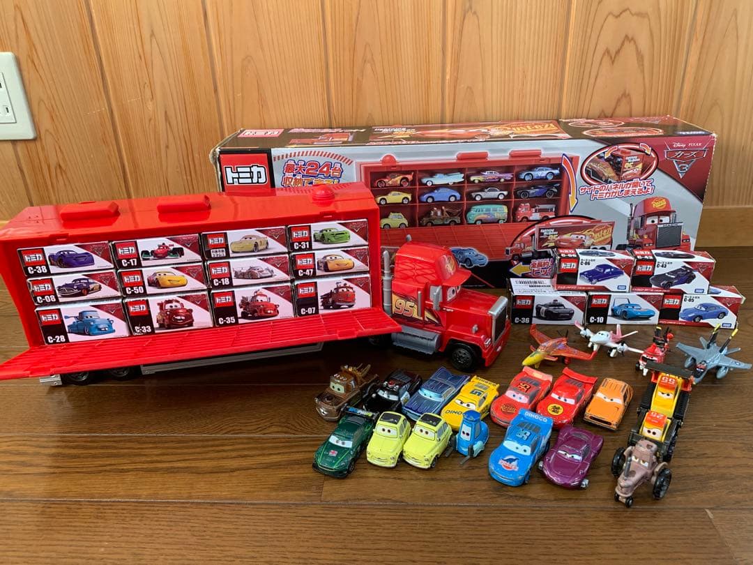 カーズトミカ たくさんのせよう！大きなマック トレーラー　　トミカ49台セット カーズトミカ たくさんのせよう！大きなマック トレーラー トミカ49台