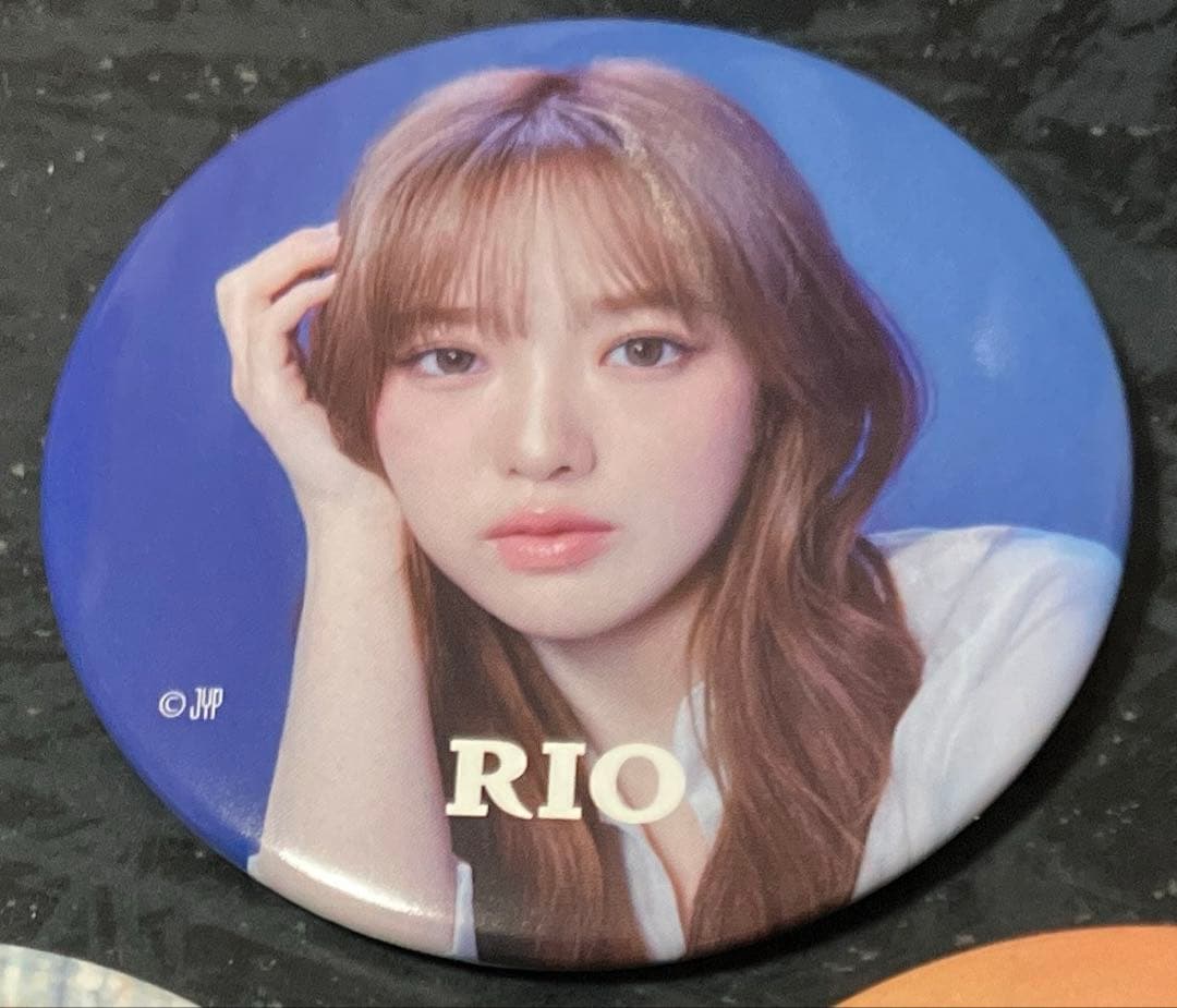 NiziU NEW EvoNUtion 缶バッチ リオ - メルカリ