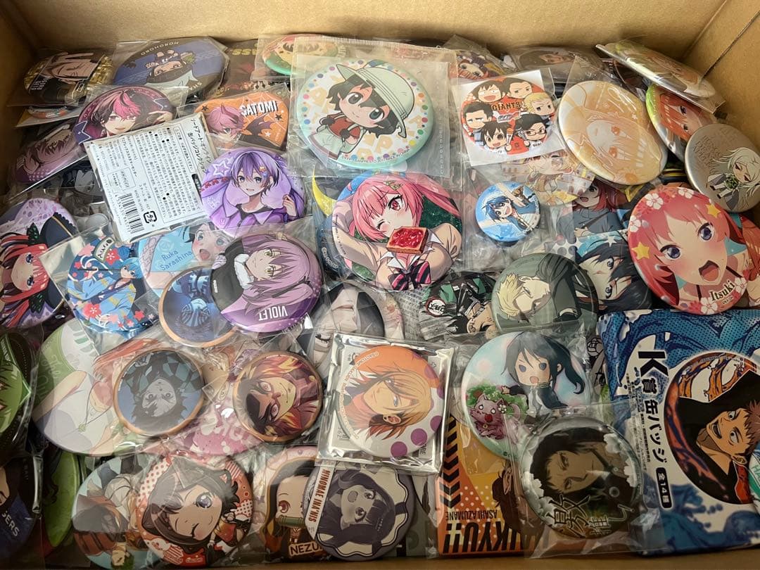 アニメ　キャラクター　缶バッジ　1000個以上　大量まとめ売り