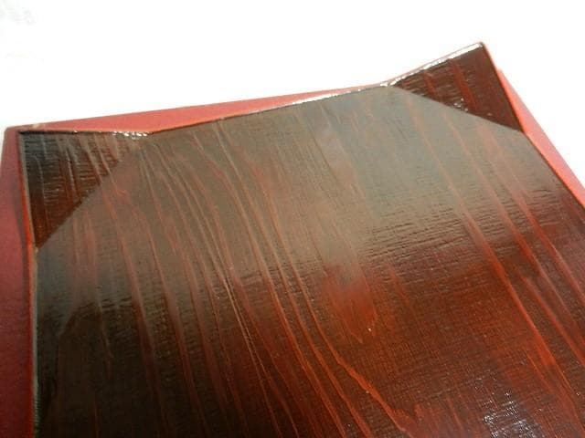 「隅折木製漆器四方盆」（茶道具菓子器？、およそ一辺２２㌢、重さ１３５ｇ）」