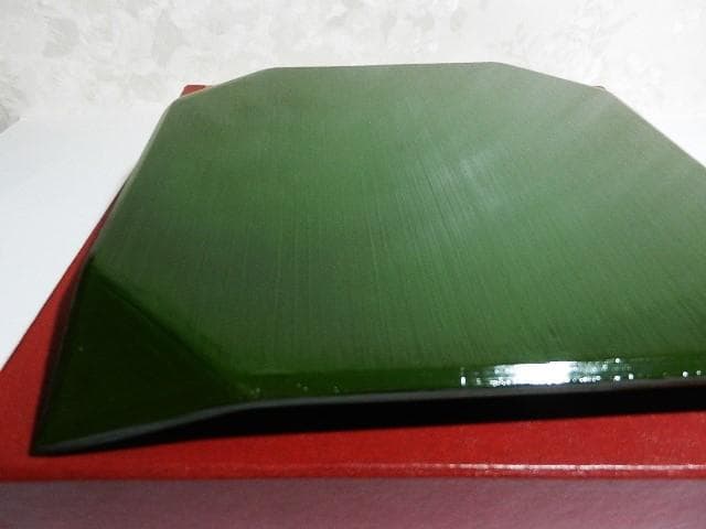 「隅折木製漆器四方盆」（茶道具菓子器？、およそ一辺２２㌢、重さ１３５ｇ）」