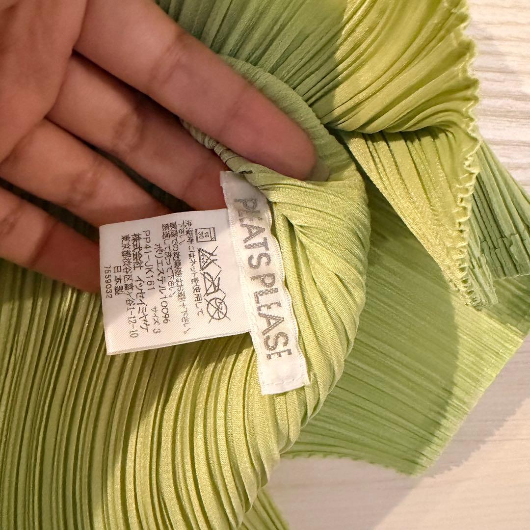 プリーツプリーズ　グリーン　デザイントップス　くるみボタン　チャイナ　美品